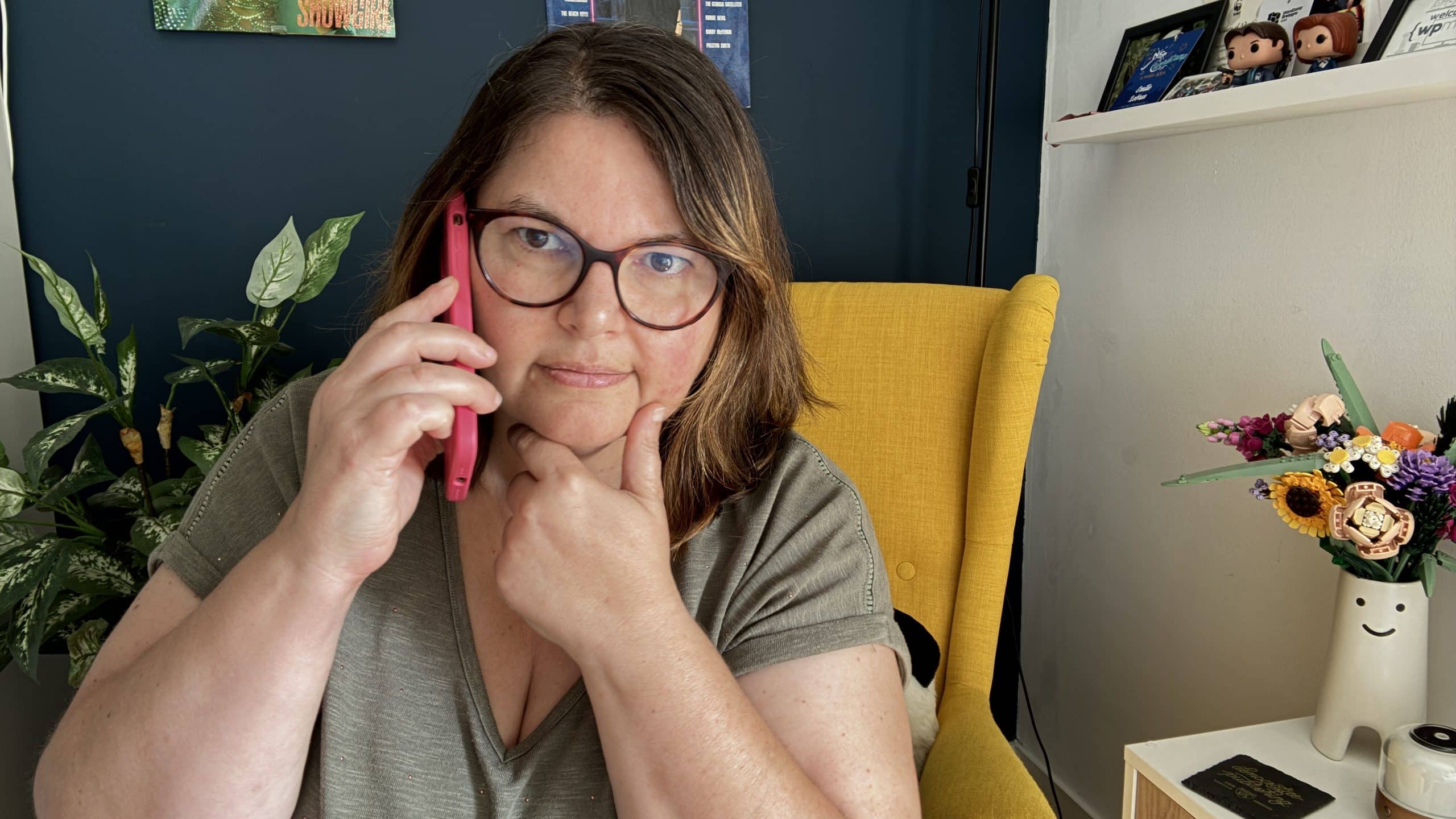 Émilie Lebrun au téléphone avec un client